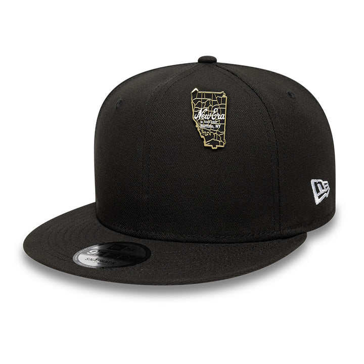 New Era เข็มติดหมวกรุ่น New Era 59FIFTY Day 2025 Buffalo Map Black and Gold Pin