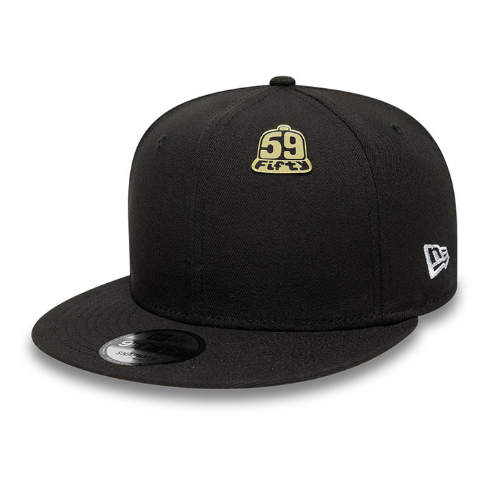 New Era เข็มติดหมวกรุ่น New Era 59FIFTY Day 2025 Black and Gold Pin