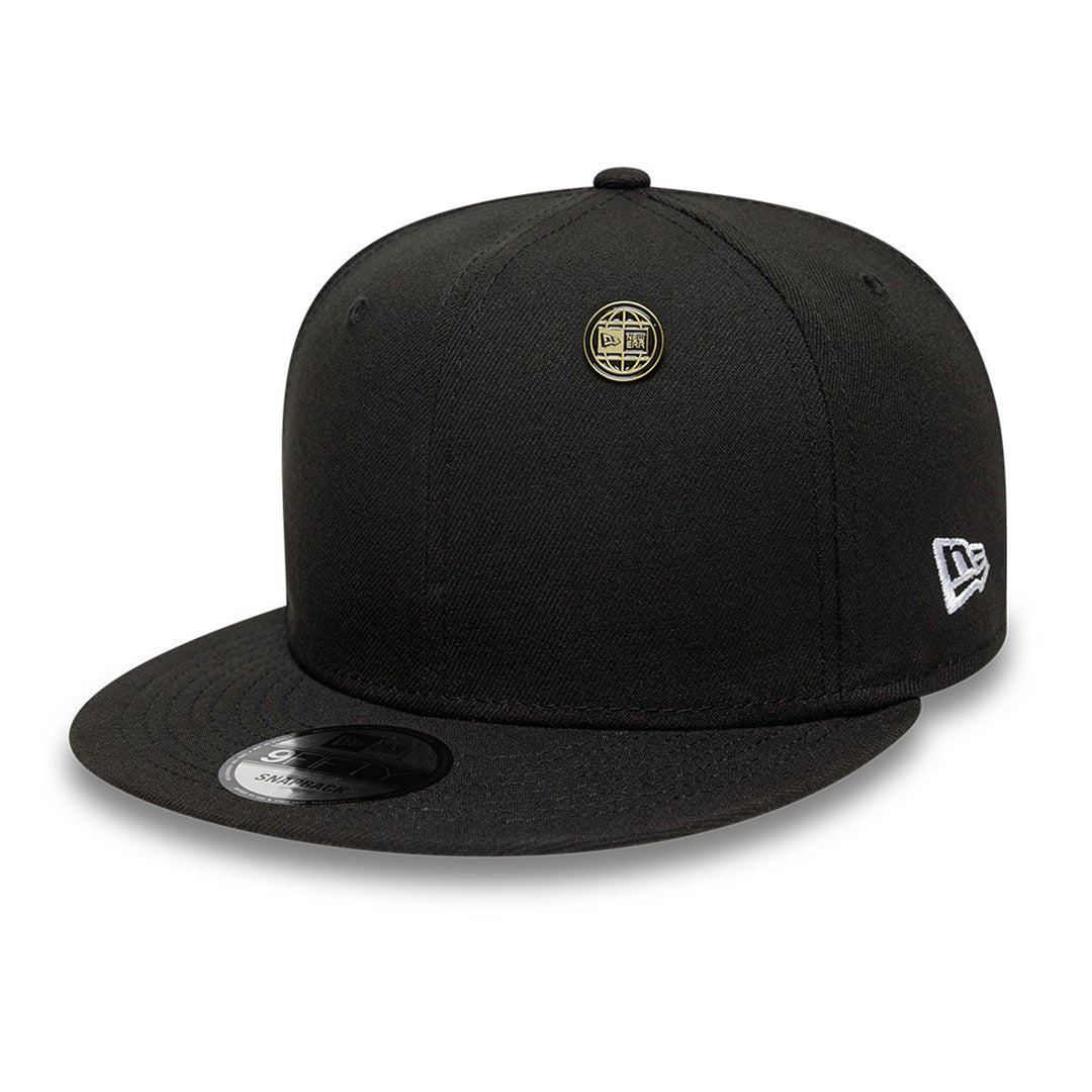 New Era เข็มติดหมวกรุ่น New Era 59FIFTY Day 2025 HQ Circle Logo Black and Gold Pin