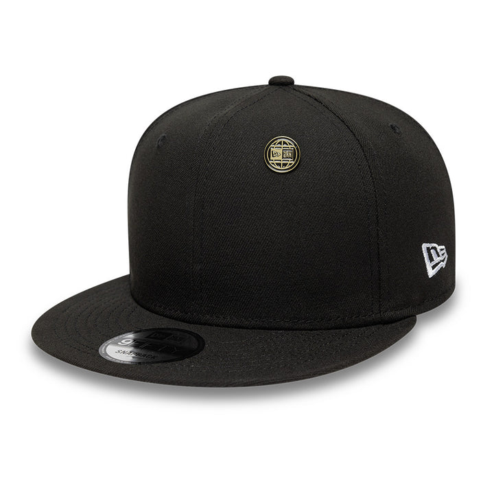 New Era เข็มติดหมวกรุ่น New Era 59FIFTY Day 2025 HQ Circle Logo Black and Gold Pin