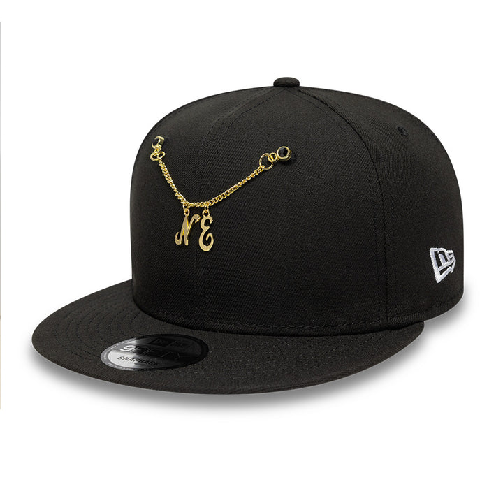 New Era เข็มติดหมวกรุ่น New Era 59FIFTY Day 2025 Chain NE Black and Gold Pin