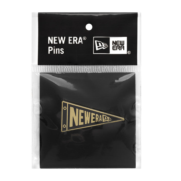 New Era เข็มติดหมวกรุ่น New Era 59FIFTY Day 2025 NE Pennant Flag PI Black and Gold Pin