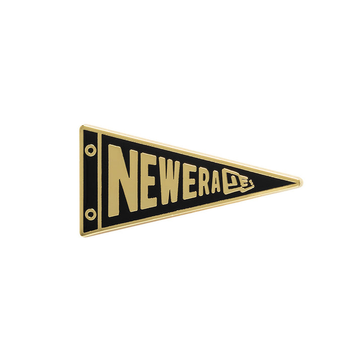 New Era เข็มติดหมวกรุ่น New Era 59FIFTY Day 2025 NE Pennant Flag PI Black and Gold Pin