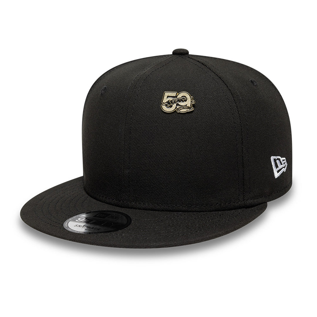 New Era เข็มติดหมวกรุ่น New Era 59FIFTY Day 2025 Banner Logo Black and Gold Pin