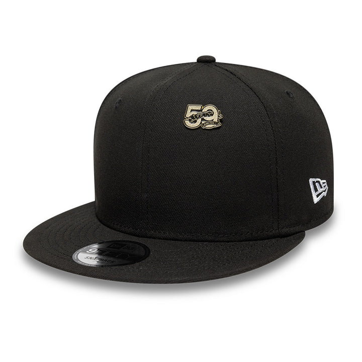 New Era เข็มติดหมวกรุ่น New Era 59FIFTY Day 2025 Banner Logo Black and Gold Pin