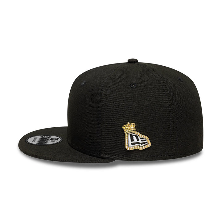 New Era เข็มติดหมวกรุ่น New Era 59FIFTY Day 2025 Crown NE Flag Black and Gold Pin
