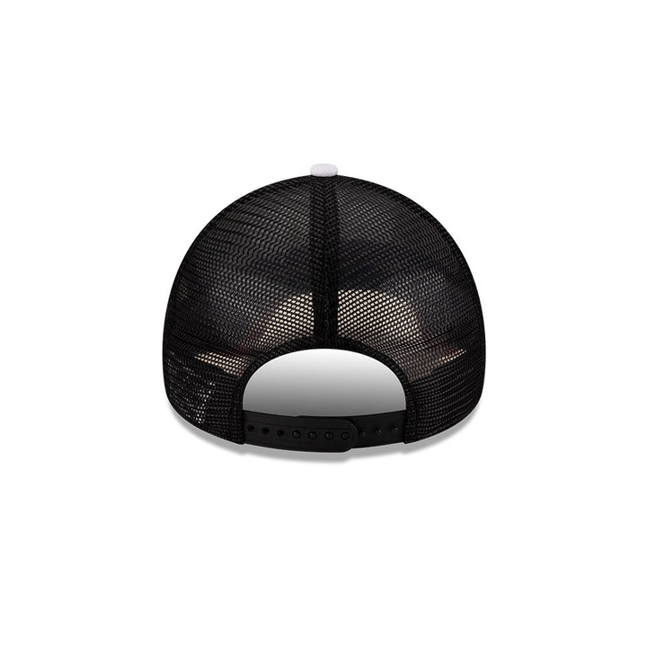 New Era หมวกรุ่น New Era X Netflix Netflix Logo White/ Scarlet 9Forty Trucker Cap