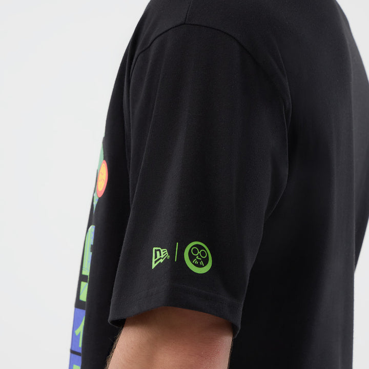 New Era เสื้อยืดแขนสั้นรุ่น New Era X Sakamoto Days Black Oversized Short Sleeve Tee