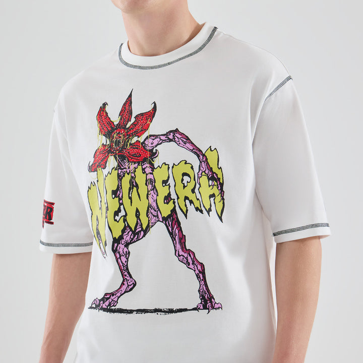 New Era เสื้อยืดแขนสั้นรุ่น New Era X Netflix Stranger Things Demogorgon White Oversized Short Sleeve T-Shirt