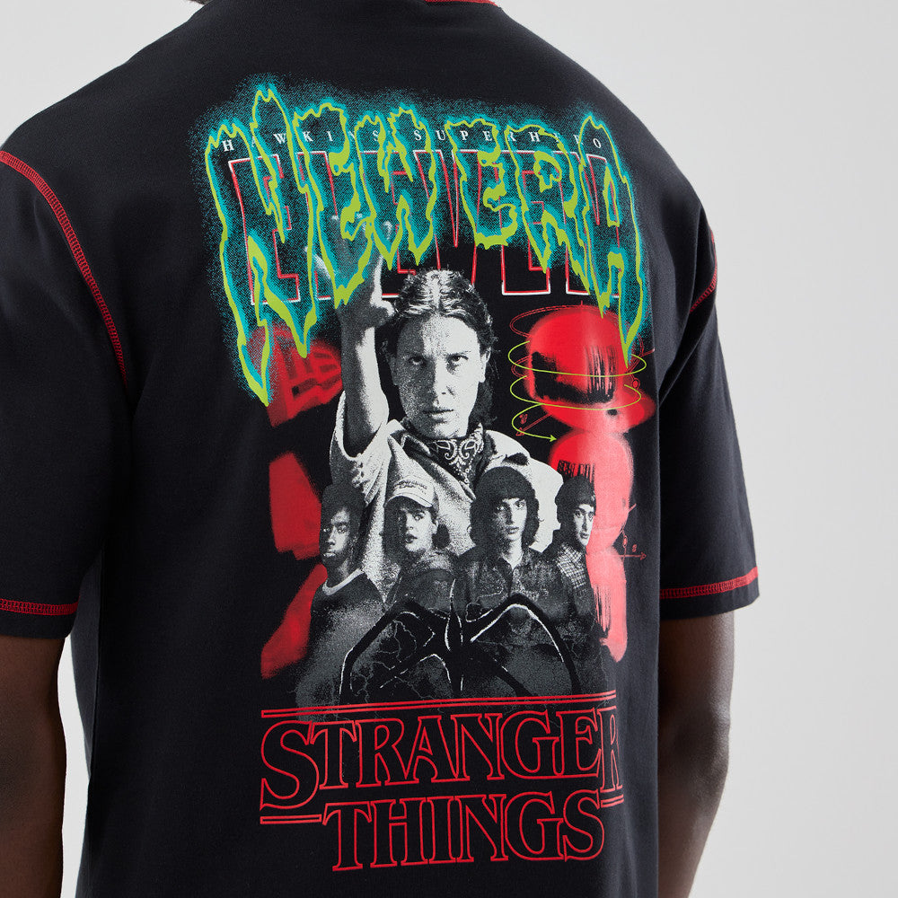 New Era เสื้อยืดแขนสั้นรุ่น New Era X Netflix Stranger Things Graphic Black Oversized Short Sleeve T-Shirt