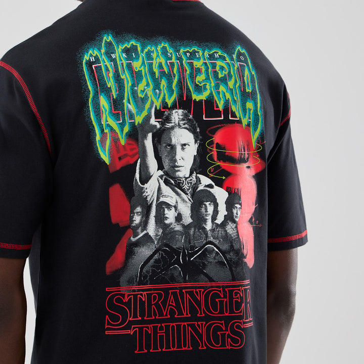 New Era เสื้อยืดแขนสั้นรุ่น New Era X Netflix Stranger Things Graphic Black Oversized Short Sleeve T-Shirt