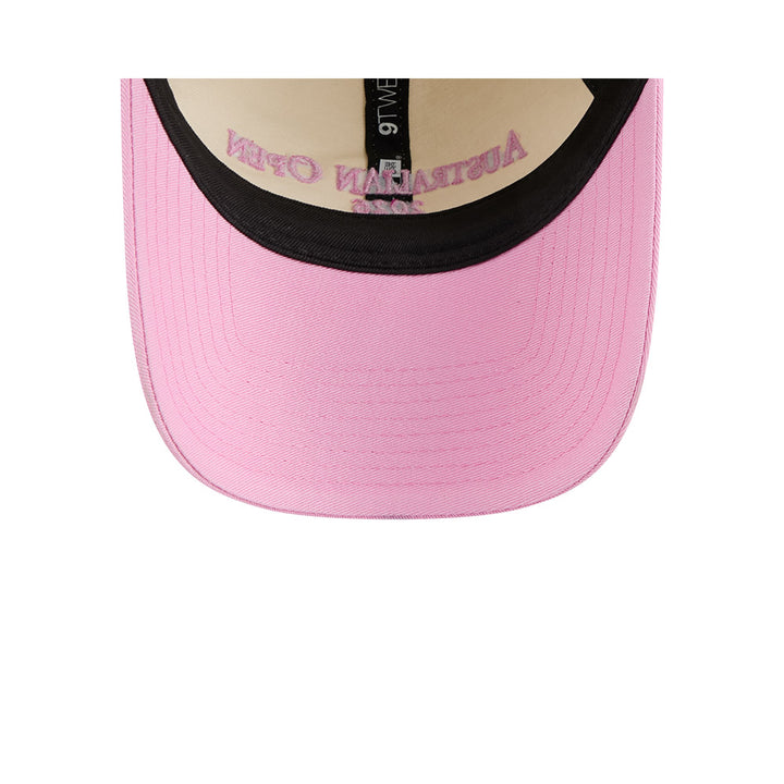 New Era หมวกรุ่น AUSTRALIAN OPEN SEASONAL 2-TONE SCRIPT FONDANT PINK AND LIGHT CREAM 9TWENTY CLOTH STRAP CAP