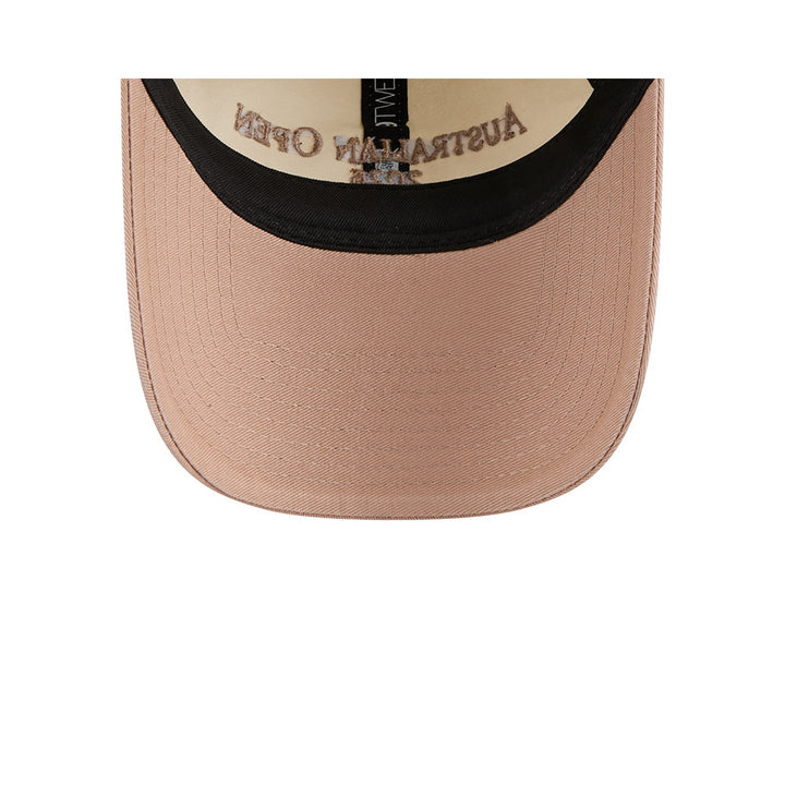 New Era หมวกรุ่น AUSTRALIAN OPEN SEASONAL 2-TONE SCRIPT TIMELLESS TAUPE AND LIGHT CREAM 9TWENTY CLOTH STRAP CAP