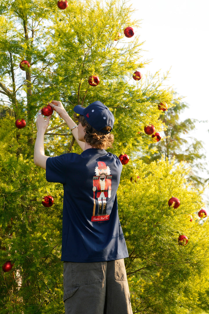 New Era เสื้อยืดแขนสั้นรุ่น Boston Red Sox Christmas Pack Oceanside Blue Short Sleeve T-Shirt