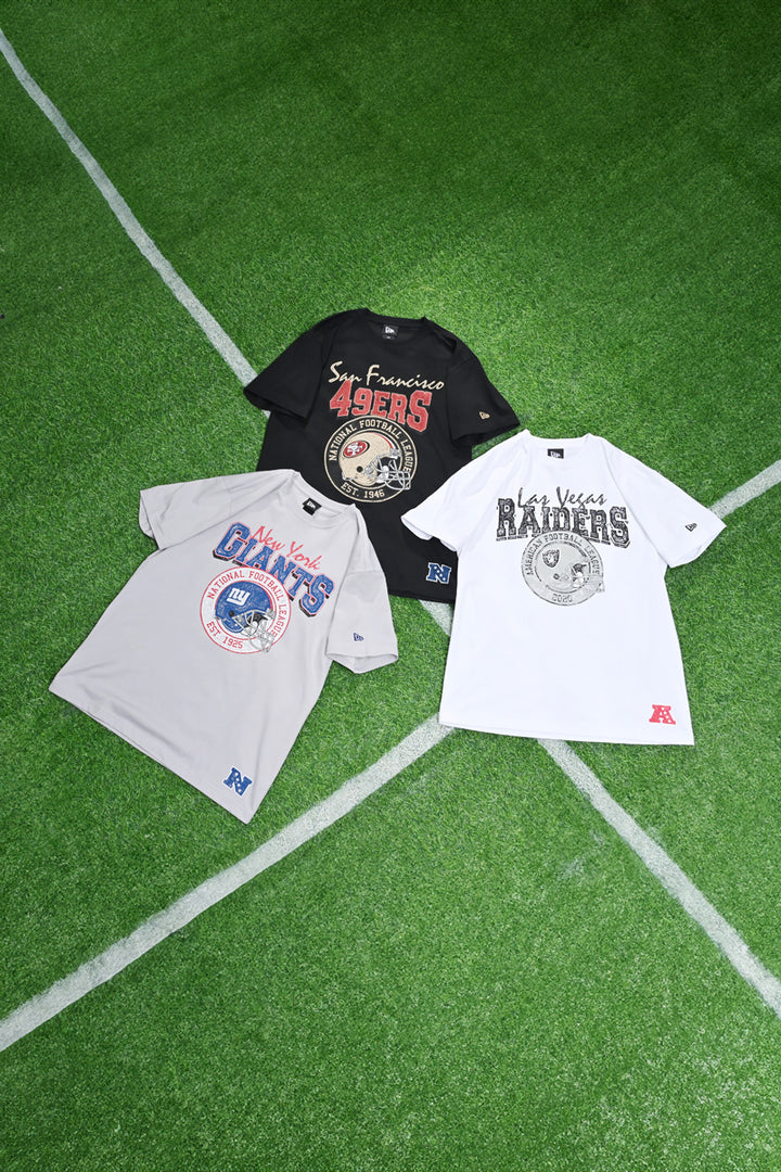 New Era เสื้อยืดแขนสั้นรุ่น Las Vegas Raiders NFL Helmet White Short Sleeve T-Shirt