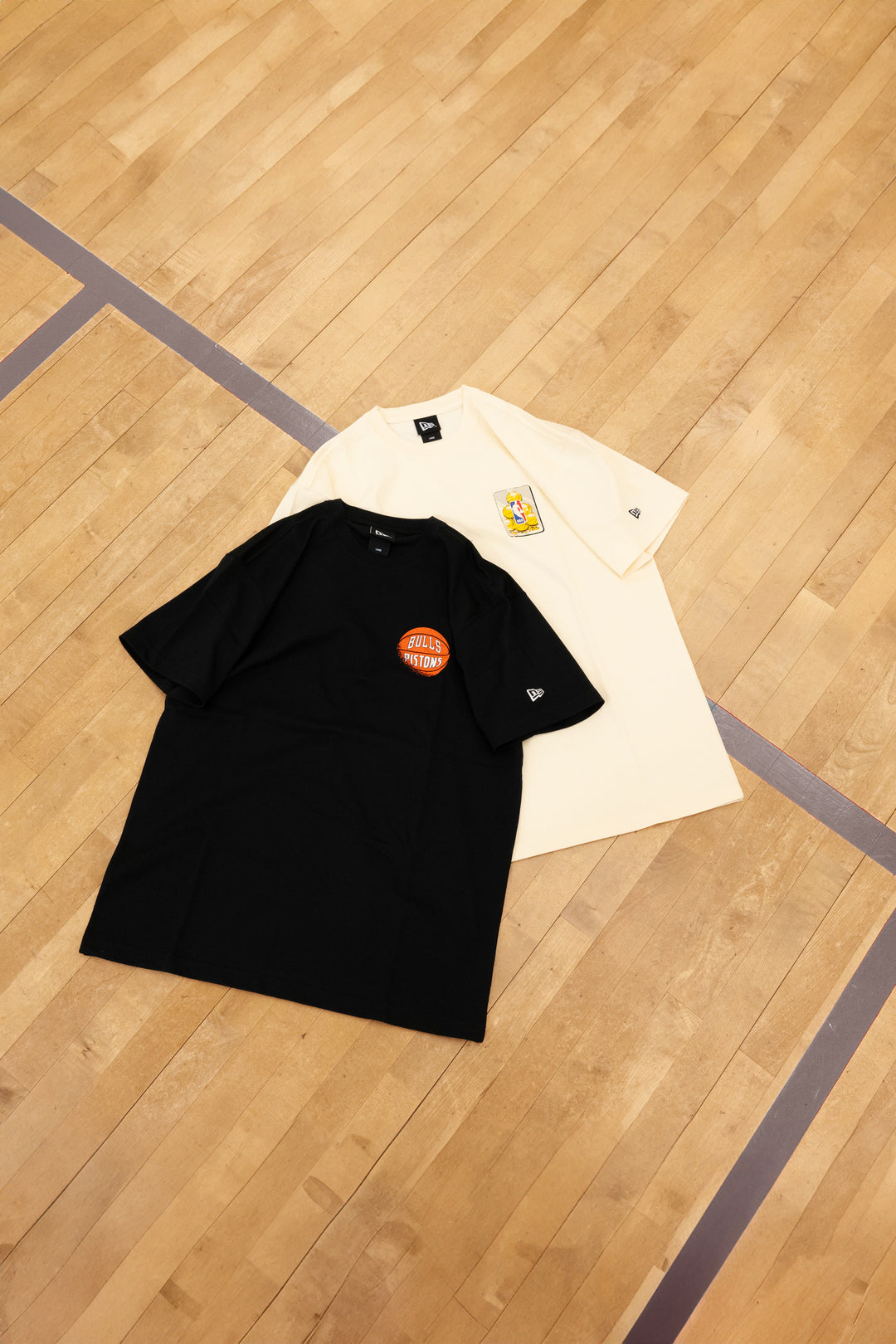 New Era เสื้อยืดแขนสั้นรุ่น NBA Rivals Bulls vs Pistons Chrome White Short Sleeve T-Shirt