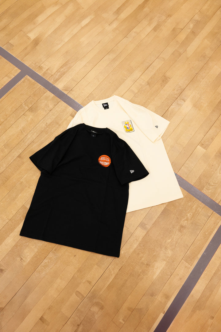 New Era เสื้อยืดแขนสั้นรุ่น NBA Rivals Bulls vs Pistons Chrome White Short Sleeve T-Shirt