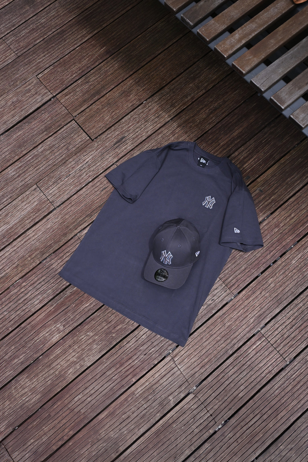 New Era เสื้อยืดแขนสั้นรุ่น New York Yankees MLB Chain Stitching Graphite Short Sleeve T-Shirt