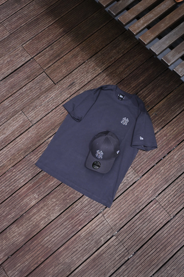 New Era เสื้อยืดแขนสั้นรุ่น New York Yankees MLB Chain Stitching Graphite Short Sleeve T-Shirt