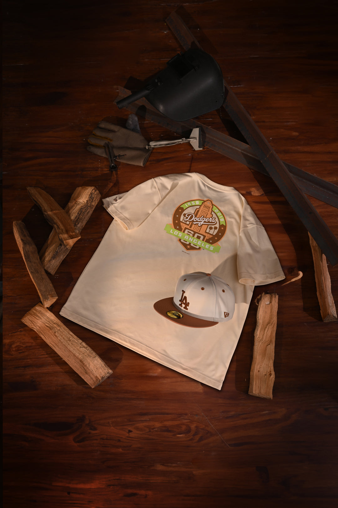New Era เสื้อยืดแขนสั้นรุ่น 59FIFTY Pack - Wooden Los Angeles Dodgers Cooperstown Chrome White Short Sleeve T-Shirt