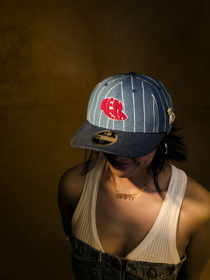 New Era เข็มติดหมวกรุ่น New Era 59FIFTY Day 2025 Crown NE Flag Black and Gold Pin