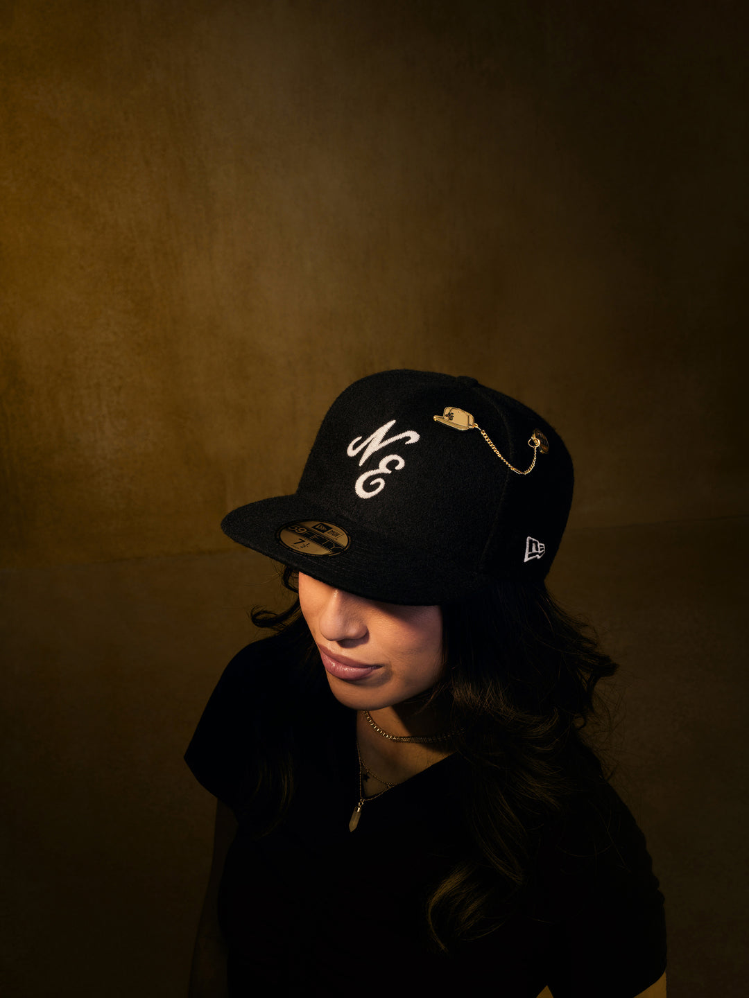 New Era เข็มติดหมวกรุ่น New Era 59FIFTY Day 2025 Cap Sticker NE C Black and Gold Pin Acc