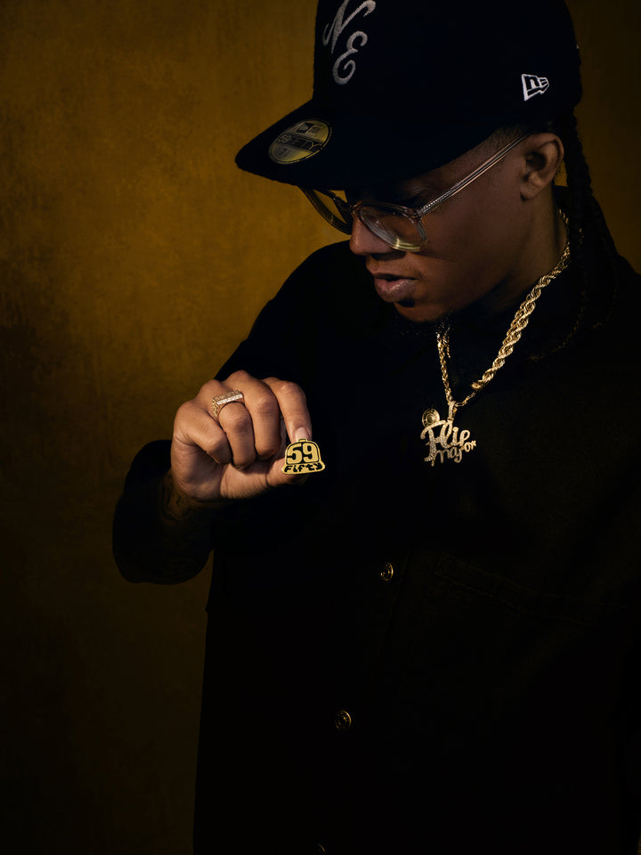 New Era เข็มติดหมวกรุ่น New Era 59FIFTY Day 2025 Black and Gold Pin