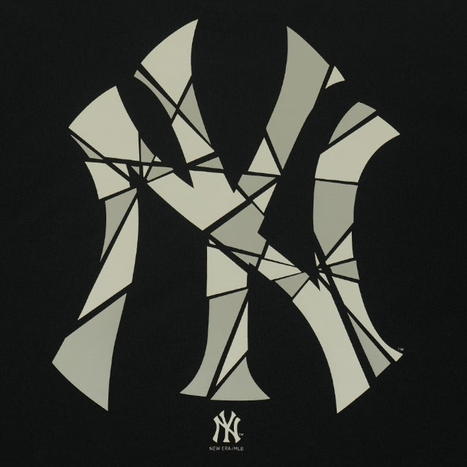 เสื้อโอเวอร์ไซส์ New Era รุ่น New York Yankees Shattered Logo Black Oversized Short Sleeve T-Shirt