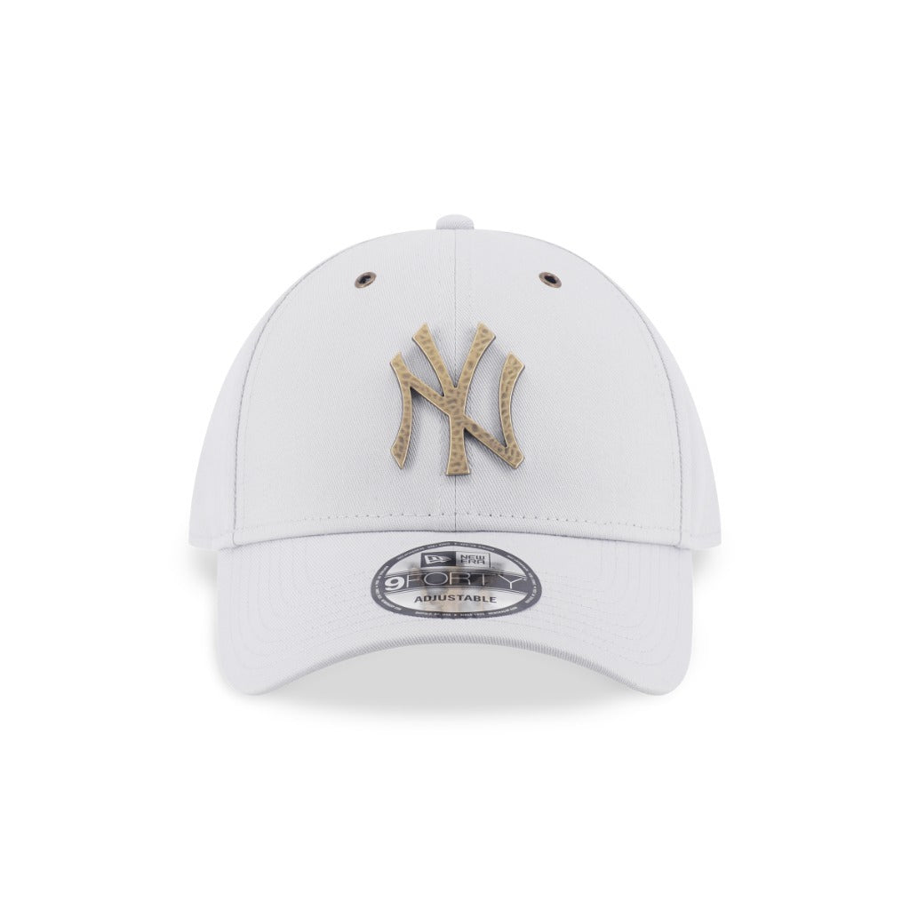หมวกแก๊ป New Era รุ่น New York Yankees Hammered Metal Bagde Silver Snow 9Forty Cap