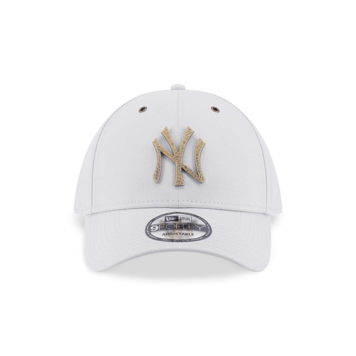 หมวกแก๊ป New Era รุ่น New York Yankees Hammered Metal Bagde Silver Snow 9Forty Cap