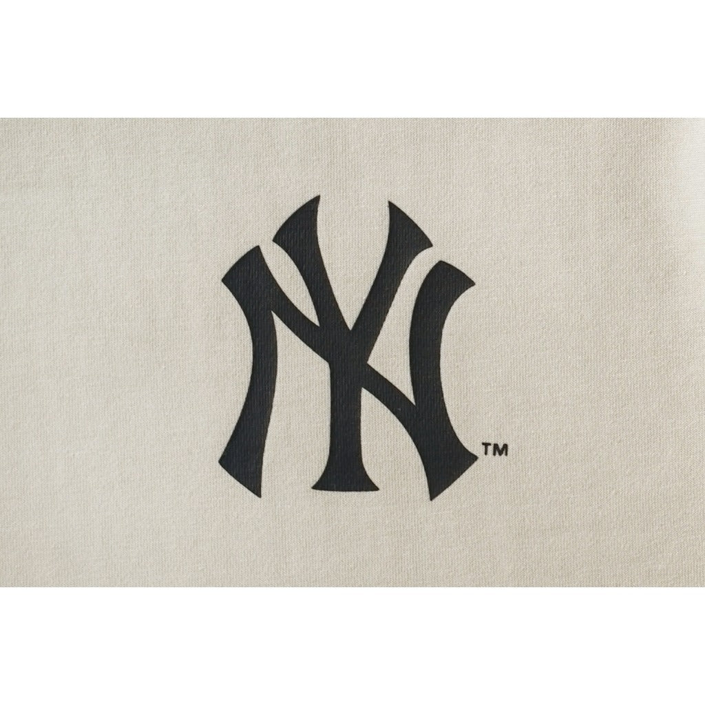 เสื้อยืดแขนสั้น New Era รุ่น New York Yankees Cap Graphic Vintage Stone Short Sleeve T-Shirt
