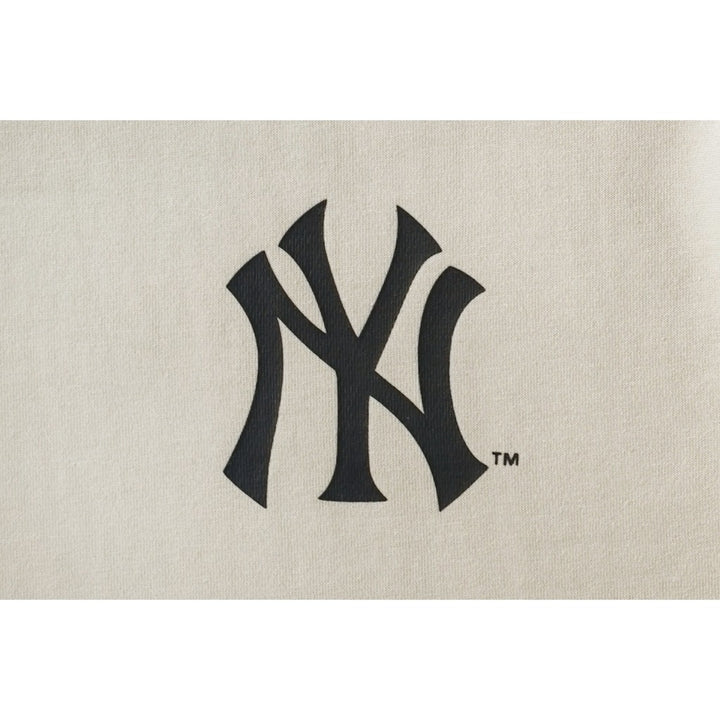 เสื้อยืดแขนสั้น New Era รุ่น New York Yankees Cap Graphic Vintage Stone Short Sleeve T-Shirt