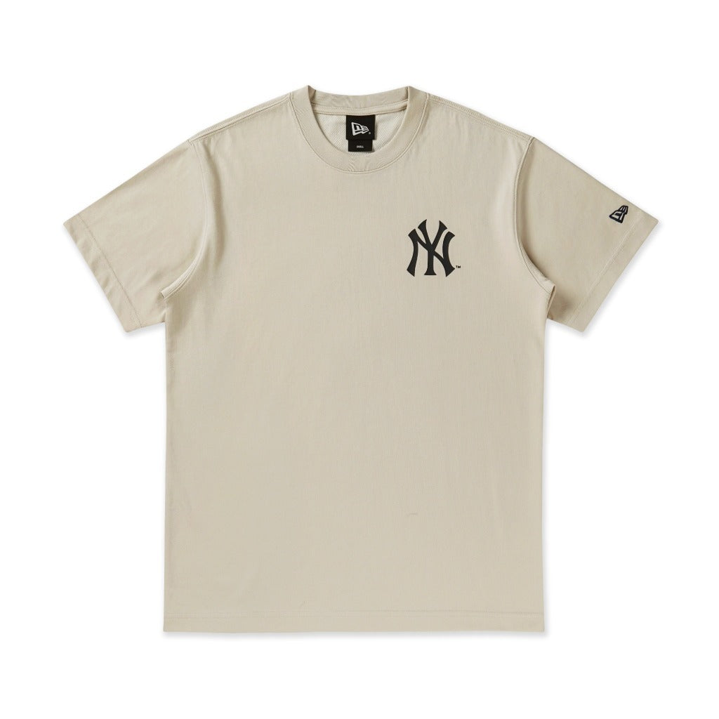 เสื้อยืดแขนสั้น New Era รุ่น New York Yankees Cap Graphic Vintage Stone Short Sleeve T-Shirt