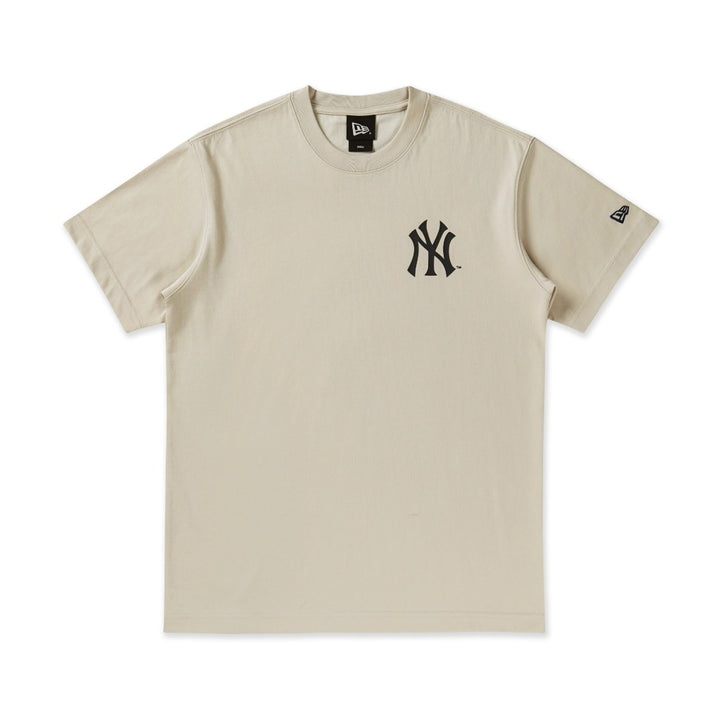 เสื้อยืดแขนสั้น New Era รุ่น New York Yankees Cap Graphic Vintage Stone Short Sleeve T-Shirt