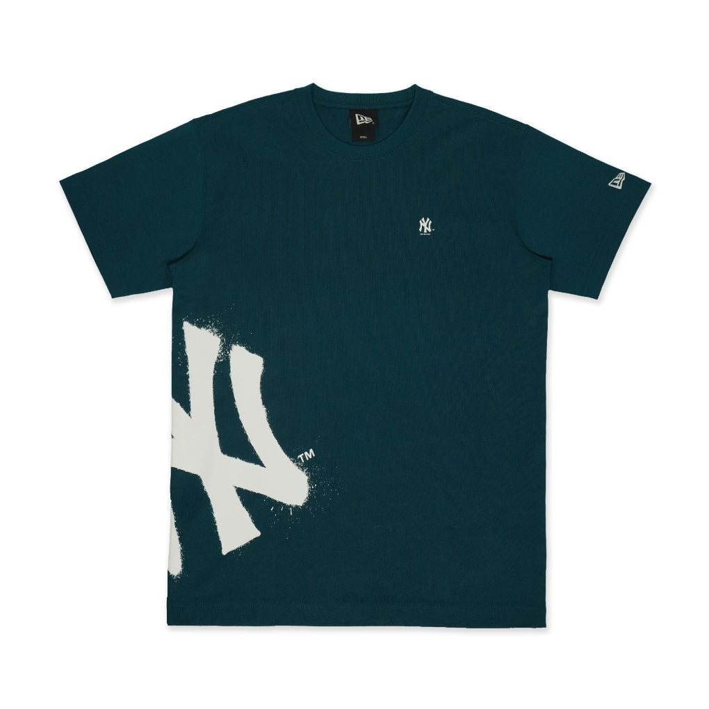 เสื้อยืดแขนสั้น New Era รุ่น New York Yankees Spray Paint Cadet Blue Short Sleeve T-Shirt