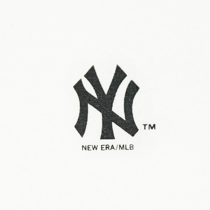 เสื้อยืดแขนสั้น New Era รุ่น New York Yankees Spray Paint White Short Sleeve T-Shirt