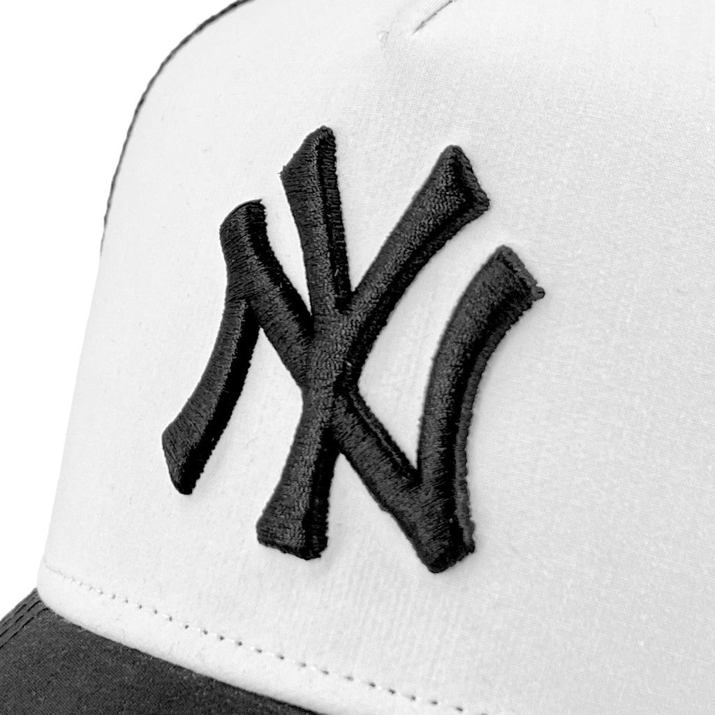 หมวกแก๊ป New Era รุ่น New York Yankees Typewriter White/ Black 9Forty A-Frame Trucker Cap