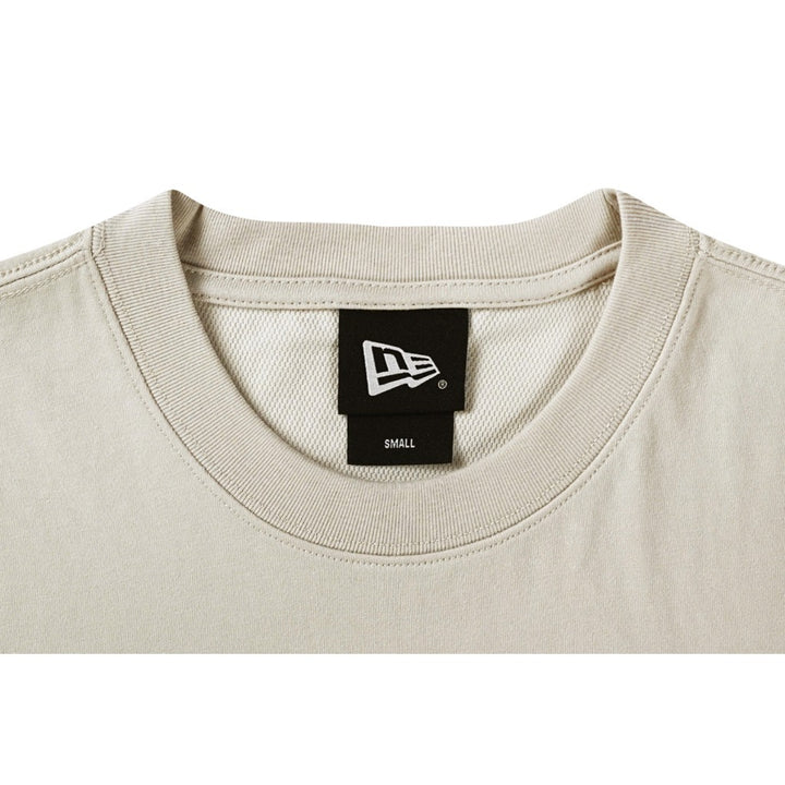 เสื้อยืดแขนสั้น New Era รุ่น New York Yankees Cap Graphic Vintage Stone Short Sleeve T-Shirt