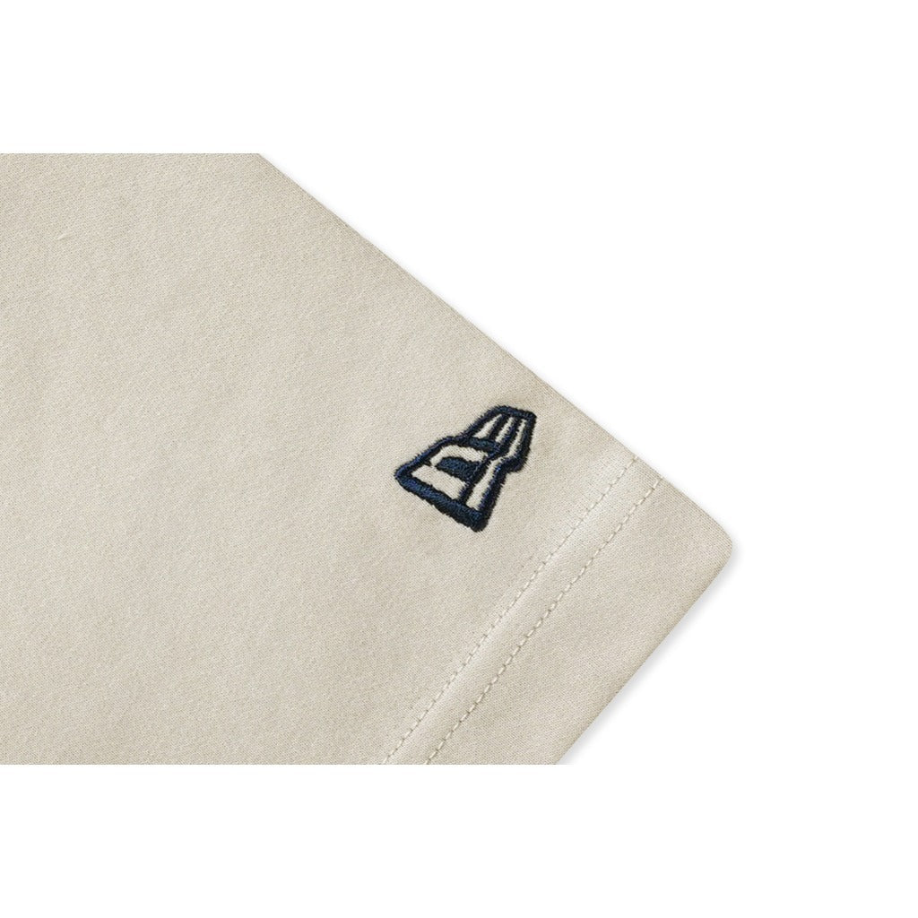 เสื้อยืดแขนสั้น New Era รุ่น New York Yankees Cap Graphic Vintage Stone Short Sleeve T-Shirt