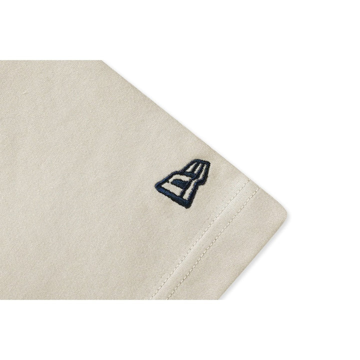 เสื้อยืดแขนสั้น New Era รุ่น New York Yankees Cap Graphic Vintage Stone Short Sleeve T-Shirt