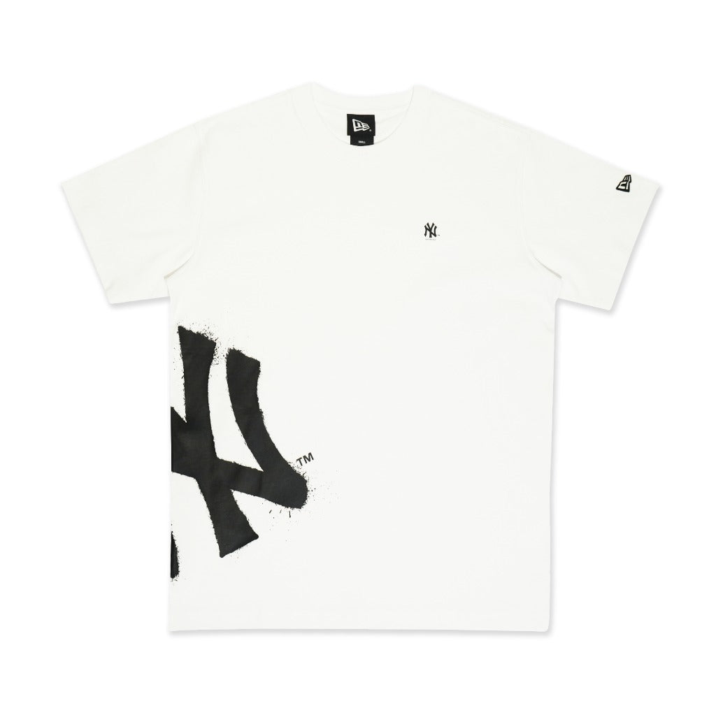 เสื้อยืดแขนสั้น New Era รุ่น New York Yankees Spray Paint White Short Sleeve T-Shirt