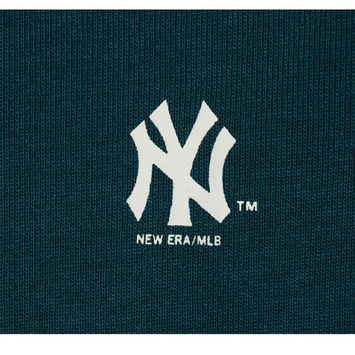 เสื้อยืดแขนสั้น New Era รุ่น New York Yankees Spray Paint Cadet Blue Short Sleeve T-Shirt