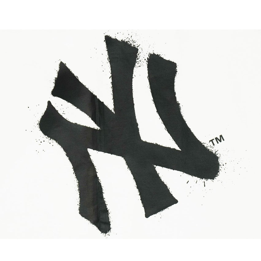 เสื้อยืดแขนสั้น New Era รุ่น New York Yankees Spray Paint White Short Sleeve T-Shirt