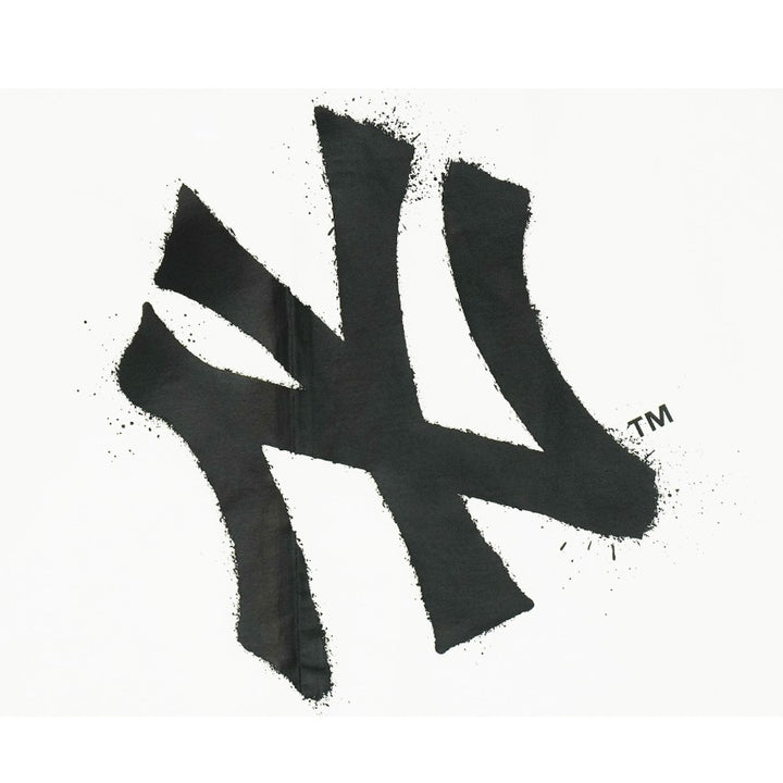 เสื้อยืดแขนสั้น New Era รุ่น New York Yankees Spray Paint White Short Sleeve T-Shirt