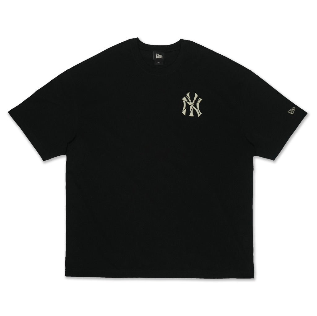เสื้อโอเวอร์ไซส์ New Era รุ่น New York Yankees Shattered Logo Black Oversized Short Sleeve T-Shirt