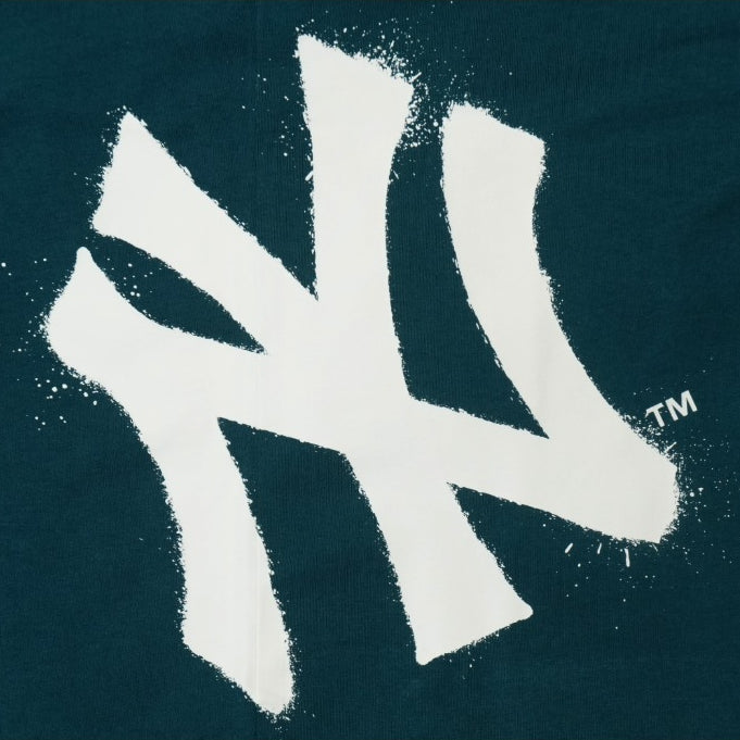 เสื้อยืดแขนสั้น New Era รุ่น New York Yankees Spray Paint Cadet Blue Short Sleeve T-Shirt