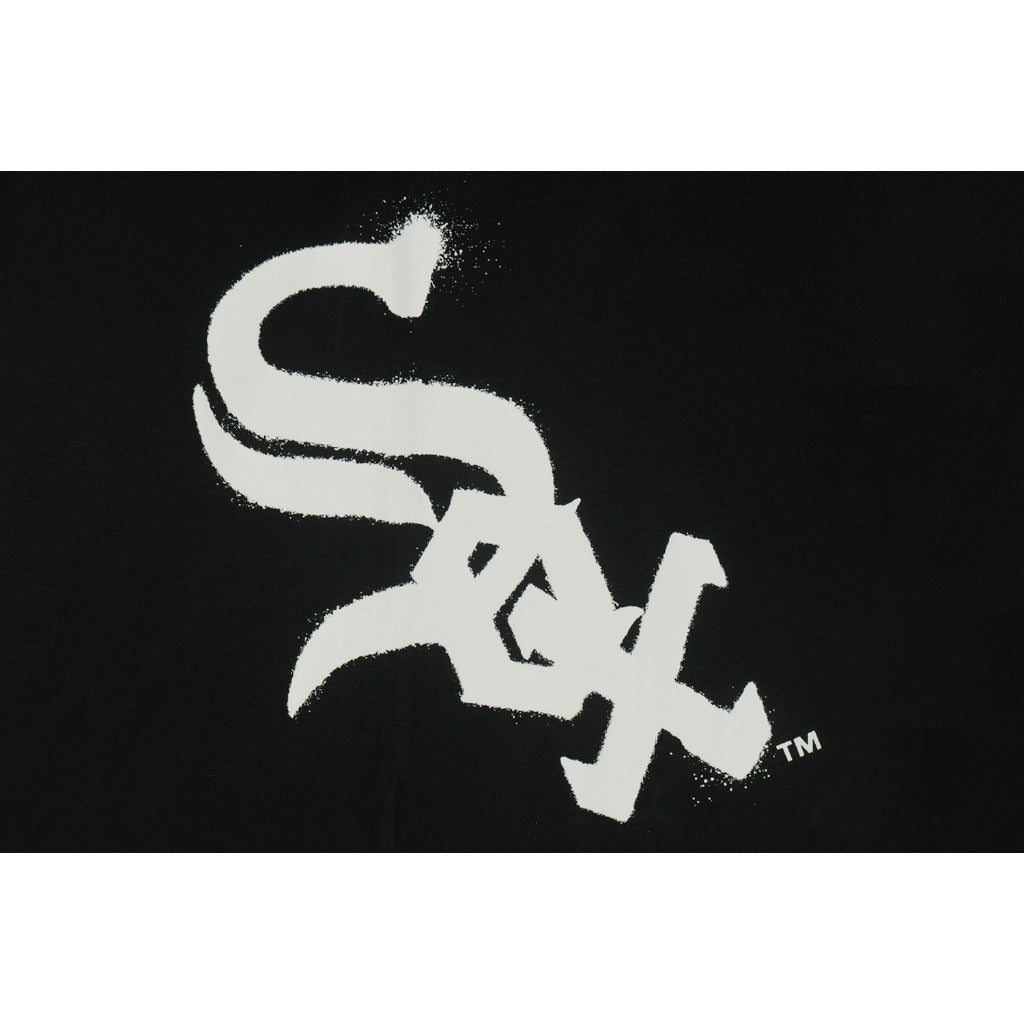 เสื้อยืดแขนสั้น New Era รุ่น Chicago White Sox Spray Paint Black Short Sleeve T-Shirt