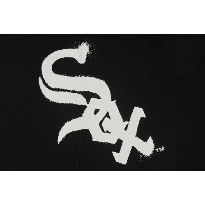 เสื้อยืดแขนสั้น New Era รุ่น Chicago White Sox Spray Paint Black Short Sleeve T-Shirt