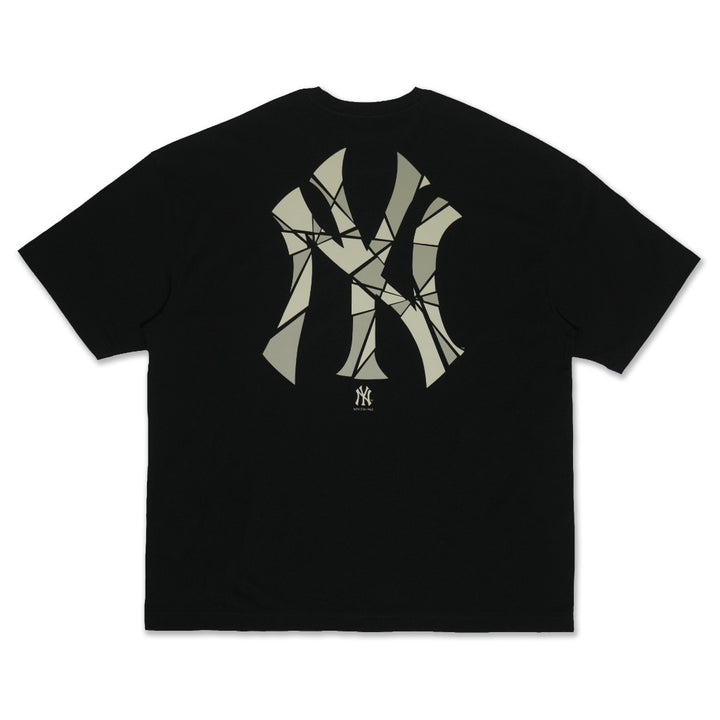 เสื้อโอเวอร์ไซส์ New Era รุ่น New York Yankees Shattered Logo Black Oversized Short Sleeve T-Shirt