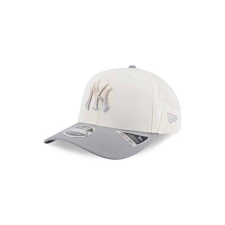 หมวกแก๊ป New Era รุ่น New York Yankees Gradient 2-Tone Gray Visor Chrome White 9Seventy Stretch Snap Cap